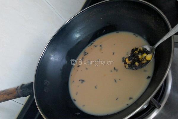 玉米粒带茶叶渣奶茶