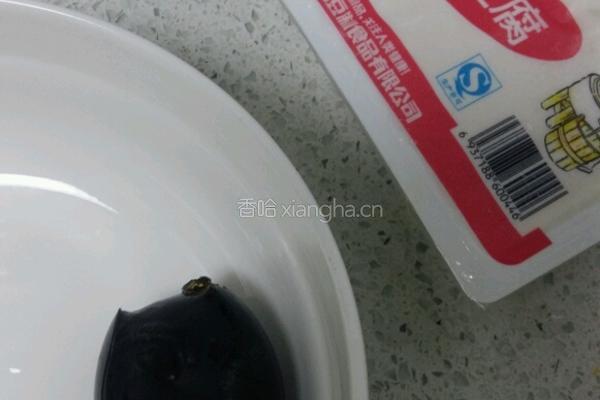 皮蛋拌豆腐的做法图解1