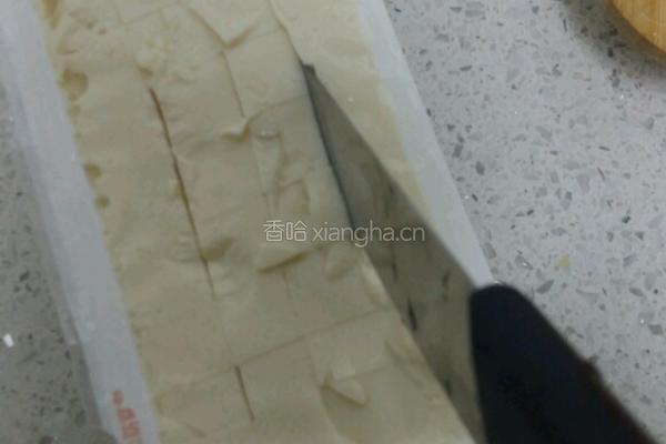 皮蛋拌豆腐的做法图解2