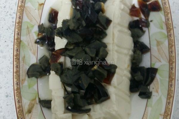 皮蛋拌豆腐的做法图解3