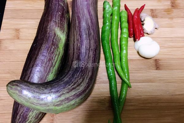 香辣蚝油茄丁煲的做法图解1