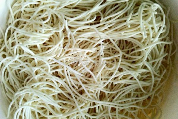 香菇豆角焖面的做法图解4