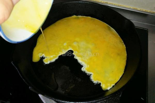 火腿肠炒鸡蛋的做法图解2