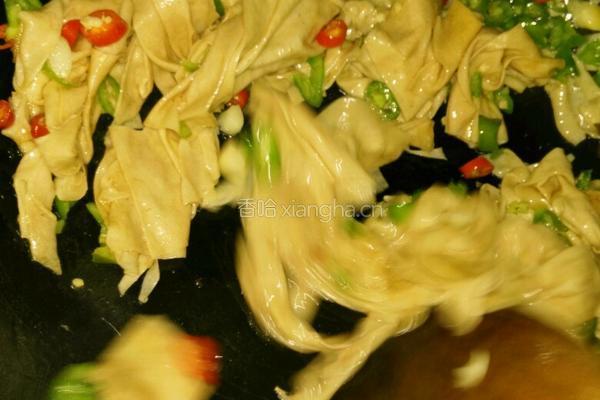 辣椒炒豆腐皮的做法图解5