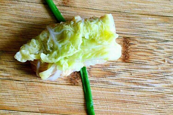 娃娃菜裹肉卷的做法图解7