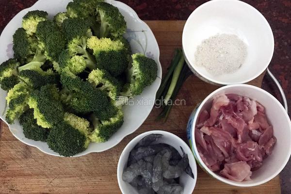 西兰花炒瘦肉虾仁的做法图解1