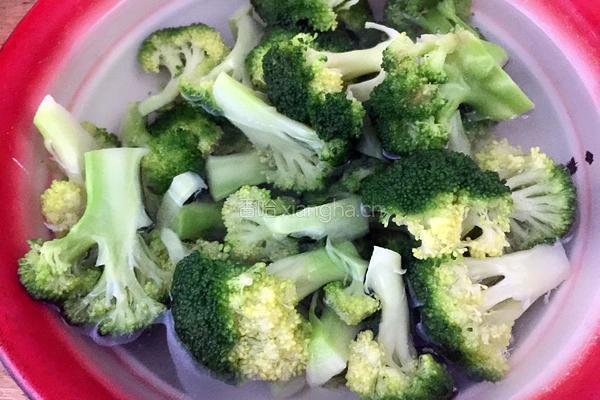 西兰花炒瘦肉虾仁的做法图解3