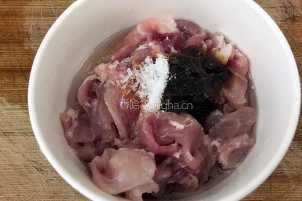 西兰花炒瘦肉虾仁的做法图解4