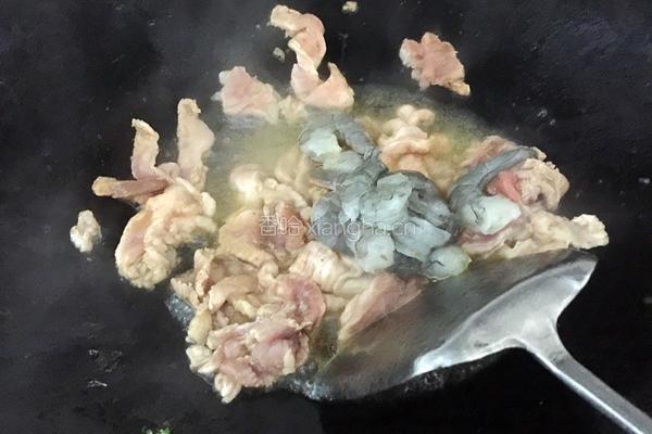 西兰花炒瘦肉虾仁的做法图解8