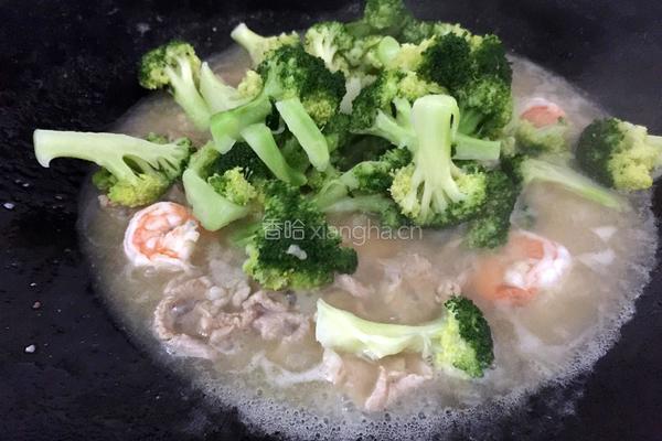西兰花炒瘦肉虾仁的做法图解11