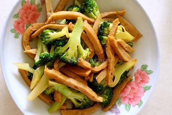 西兰花炒火腿肠的做法图解5