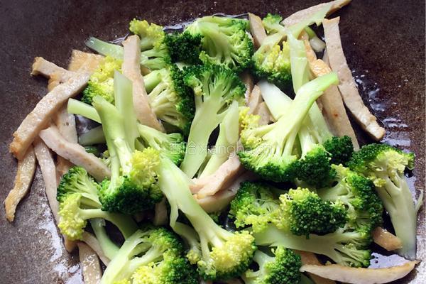 西兰花炒火腿肠的做法图解3