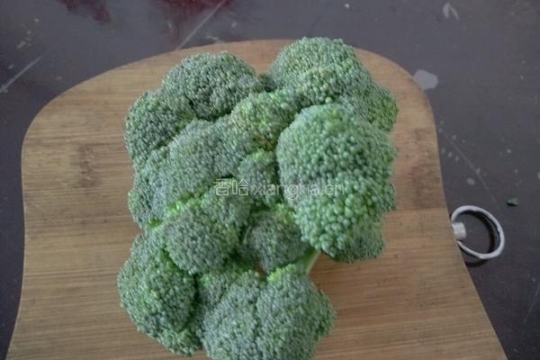 炒红椒西兰花的做法图解1