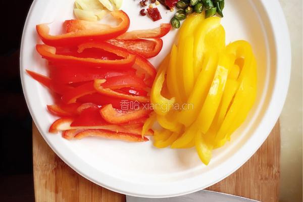 家常彩椒炒豆干的做法图解1
