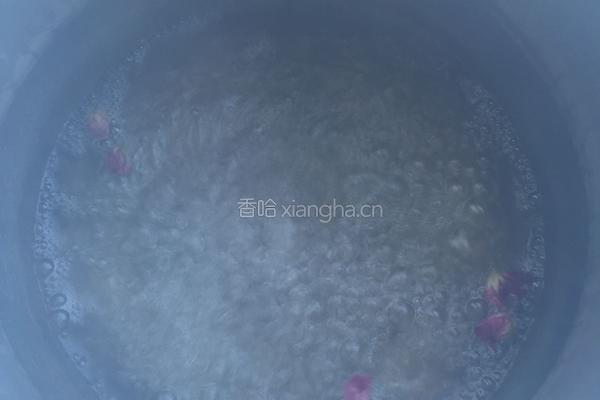 玫瑰乌龙蜜桃冰奶茶的做法图解1