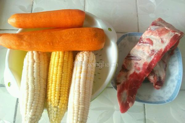 胡萝卜玉米排骨汤的做法图解1