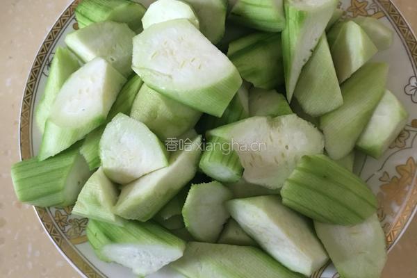 丝瓜炒鸡蛋的做法图解1