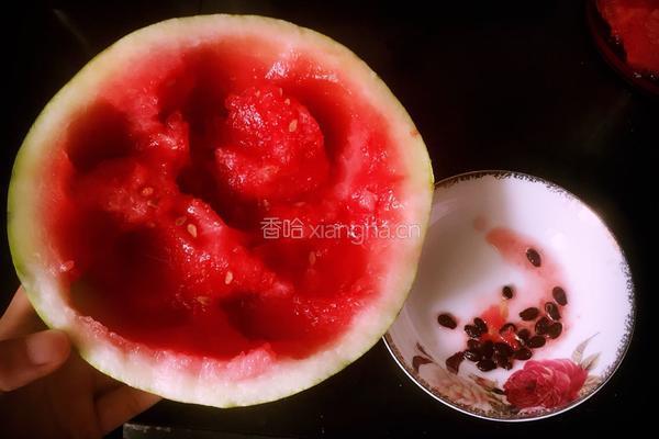 香蕉西瓜奶昔的做法图解2