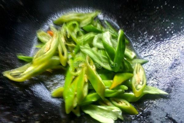 香肠炒辣椒的做法图解3
