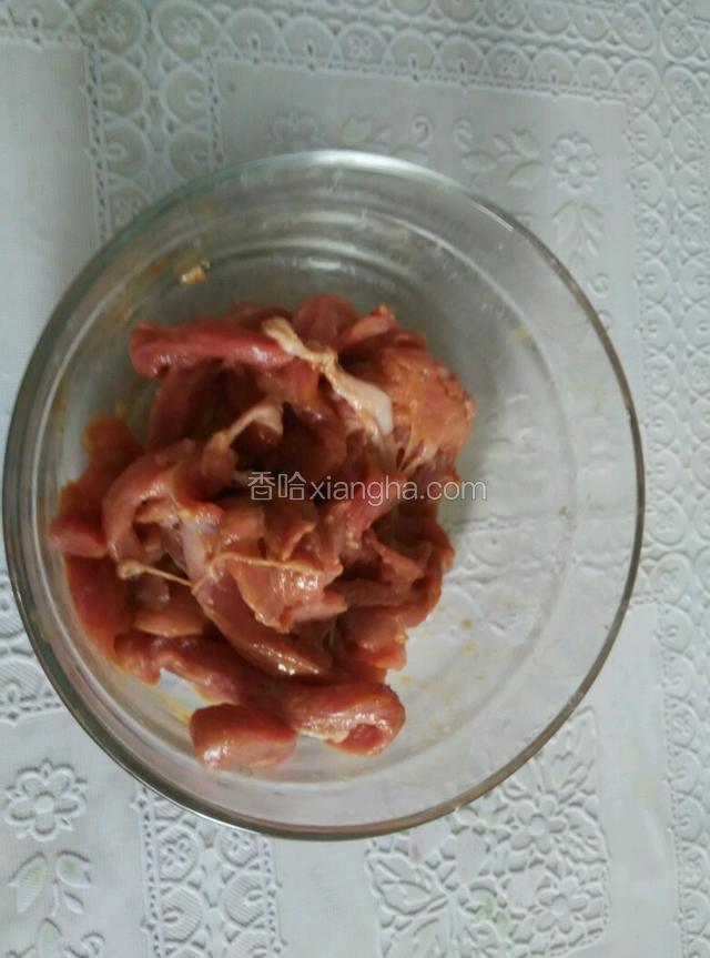里脊切丝，放料酒，蛋清，淀粉抓匀腌制一会