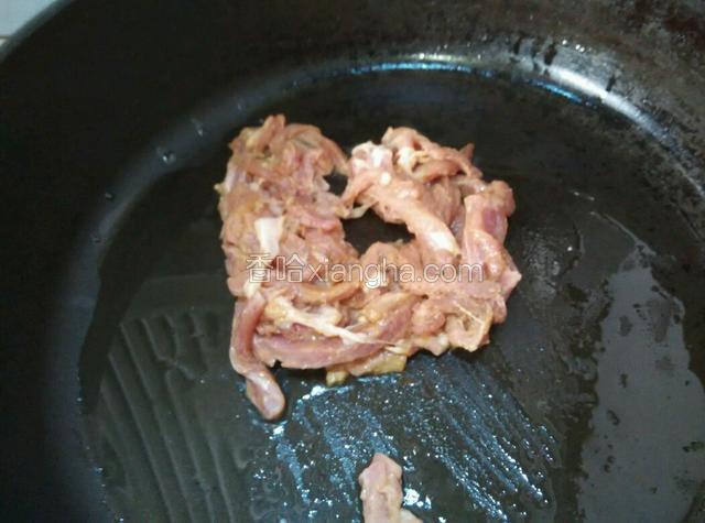 炒锅烧热倒油，放里脊丝煸炒