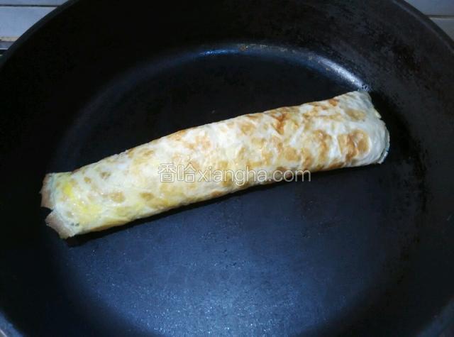 把蛋饼卷起来