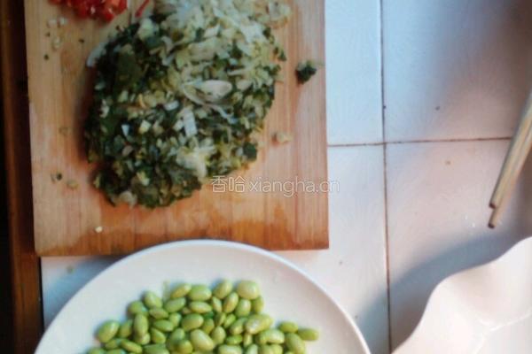 酸菜炒毛豆的做法图解1