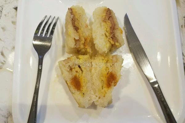 粽子 (猪肉咸蛋绿豆花生干贝虾米)