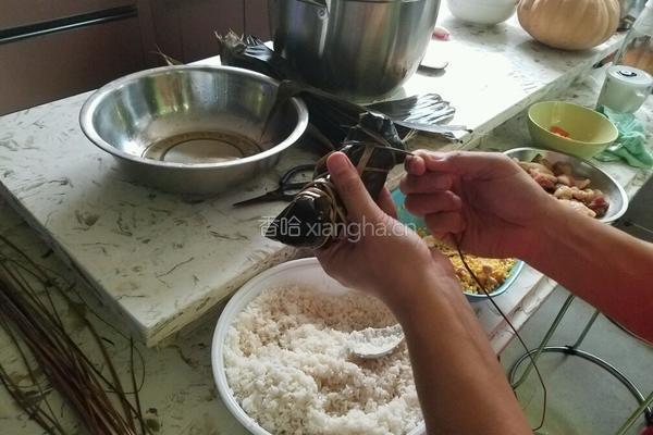 粽子 (猪肉咸蛋绿豆花生干贝虾米)的做法图解17