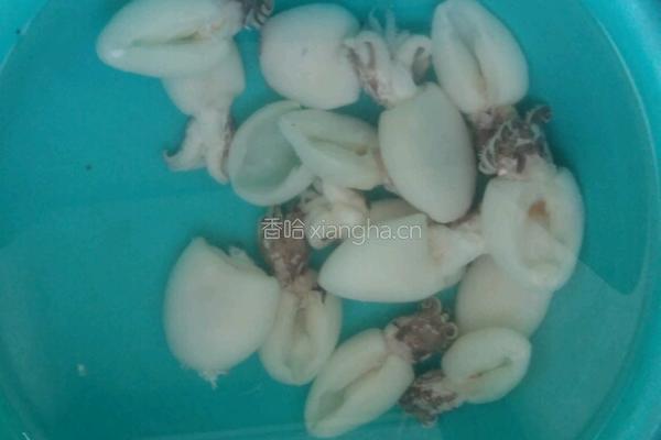 彩椒墨鱼仔的做法图解1