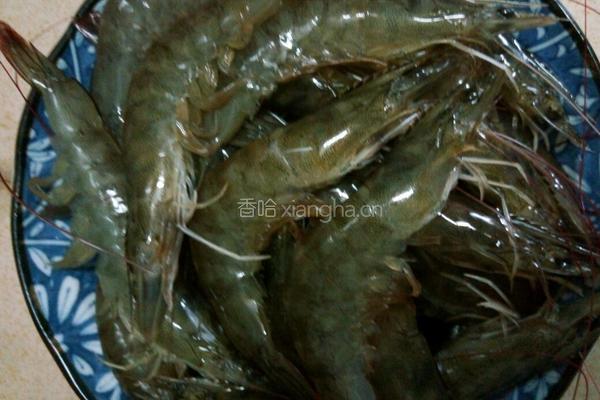 炸凤尾大虾的做法图解1