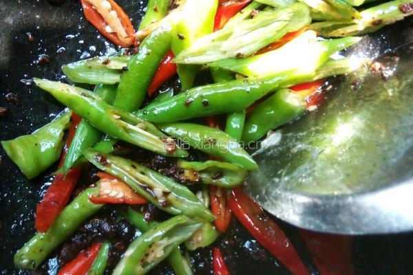 辣椒豆豉炒荷包蛋的做法图解3