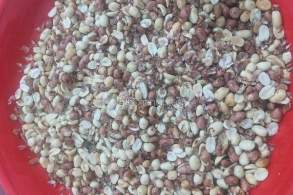 抹茶黑芝麻花生牛轧糖的做法图解1