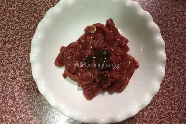 双椒炒牛肉的做法图解2