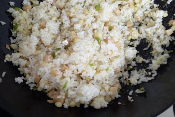 酱油炒饭的做法图解5
