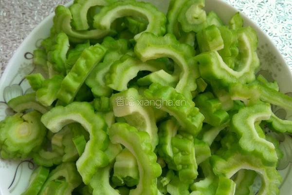 家常菜苦瓜炒蛋的做法图解1