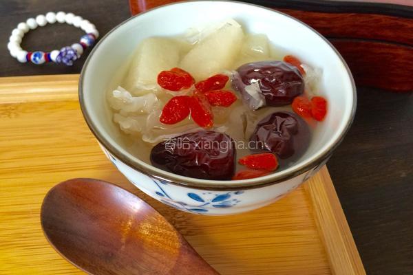 雪梨红枣枸杞银耳羹的做法图解6