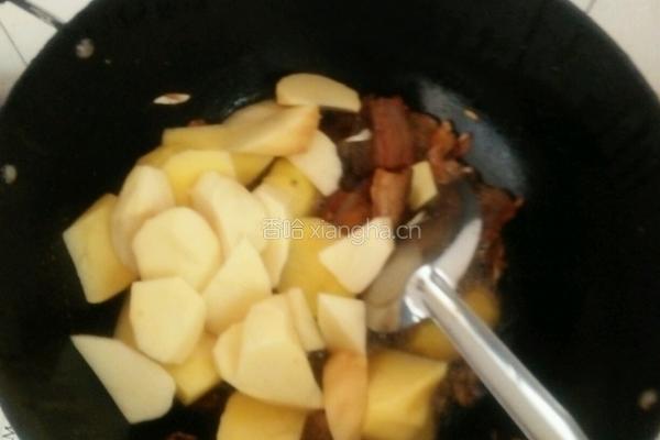腌肉土豆炖南瓜的做法图解3