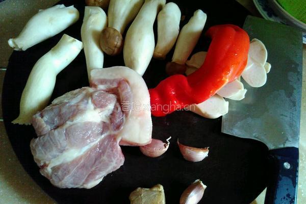 红辣椒杏鲍菇炒肉的做法图解1
