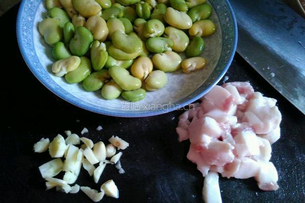 猪油渣炒蚕豆的做法图解2