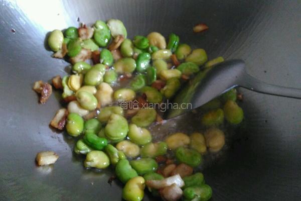 猪油渣炒蚕豆的做法图解5