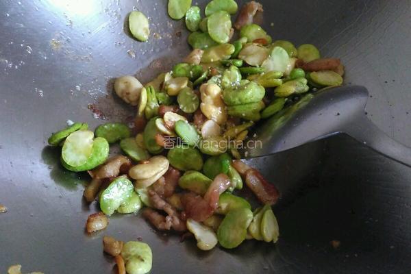 猪油渣炒蚕豆的做法图解6