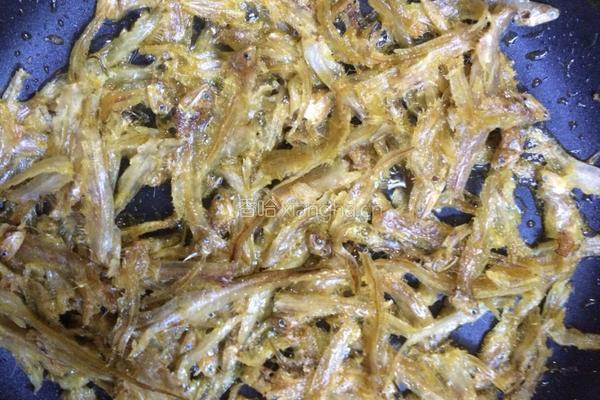 香酥凤尾鱼干的做法图解4