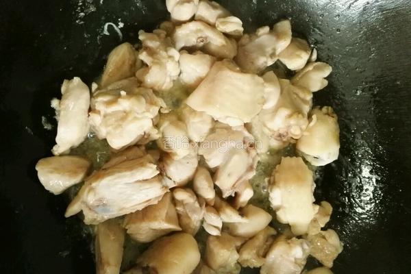香菇炒鸡的做法图解1