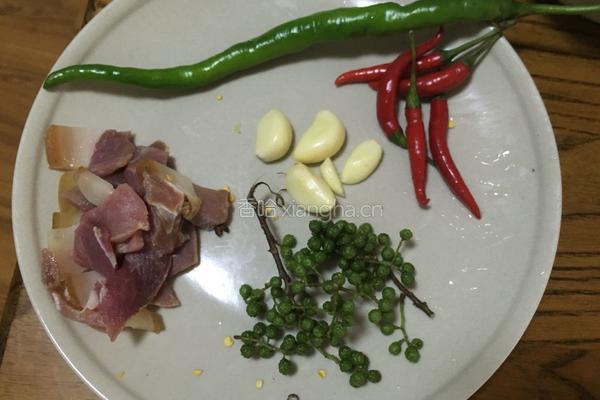 火腿炒鸡枞的做法图解1