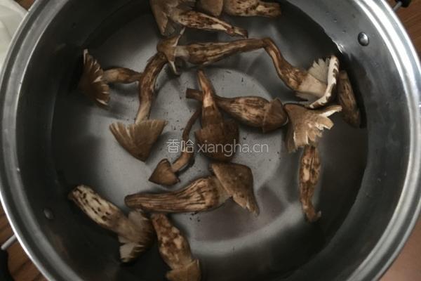 火腿炒鸡枞的做法图解2