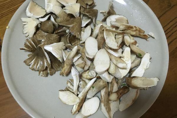火腿炒鸡枞的做法图解3