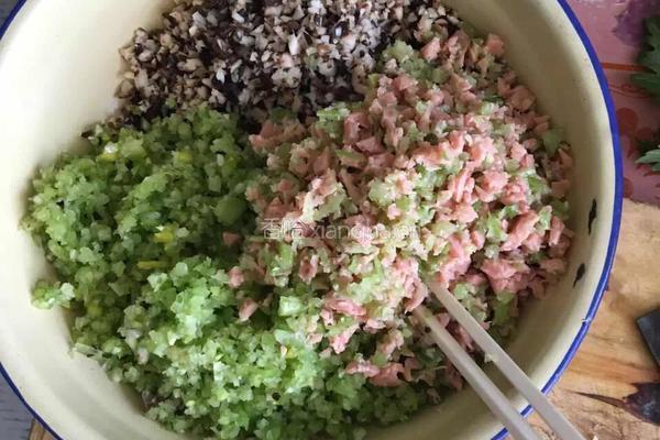 芹菜香菇火腿馅饺子的做法图解2