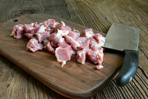 孜然羊肉的做法图解1