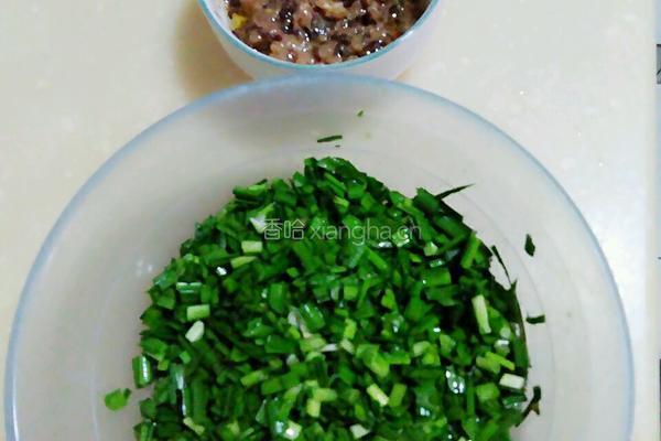 鸡蛋肉末煎韭菜的做法图解1